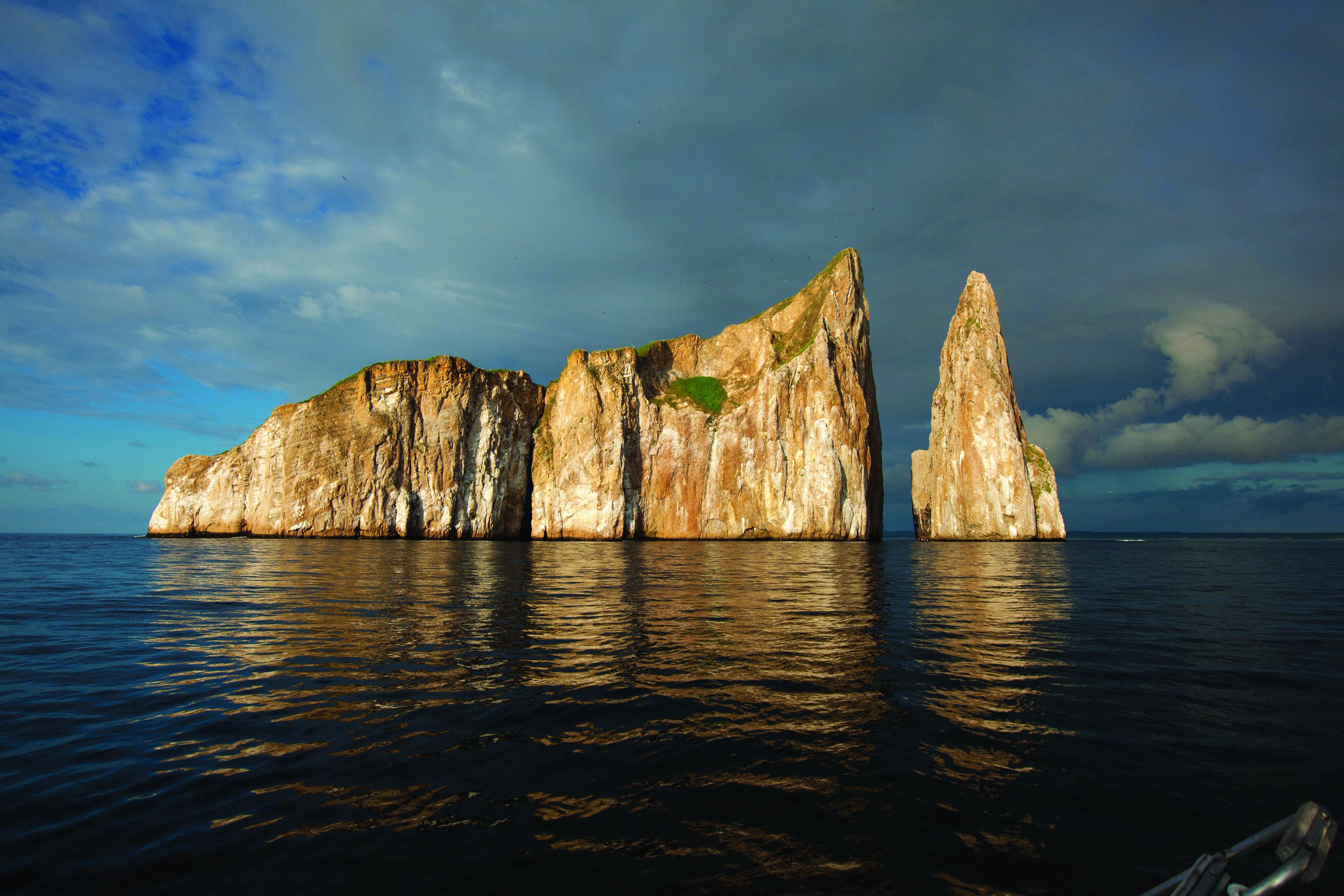 Galapagos_Roca_Leon_Dormido_East-KickerRock_cmyk_HR-P0RT81MY.jpg