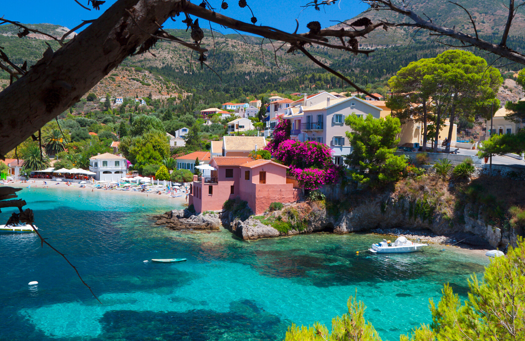 Greece_Assos_Kefalonia_iStock_000018252822_HR-1RBPfS3T.jpg