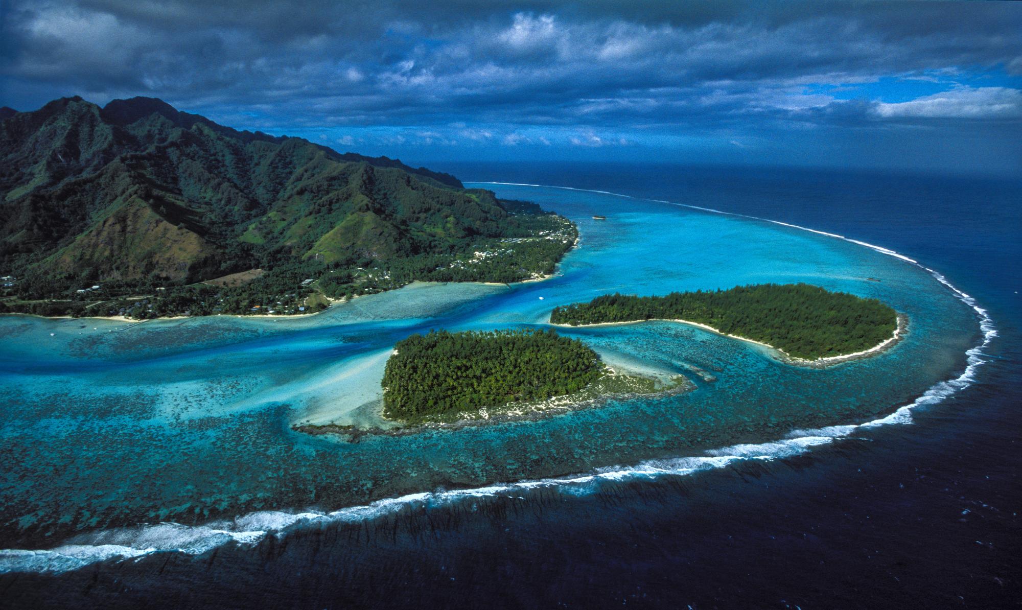 Experience a paradise getaway in Moorea with stunning aerial views of Tiahura Lagoon, perfect for a romantic honeymoon | Paradise, Aerial, Honeymoon, Lagoon, Moorea | Fraser