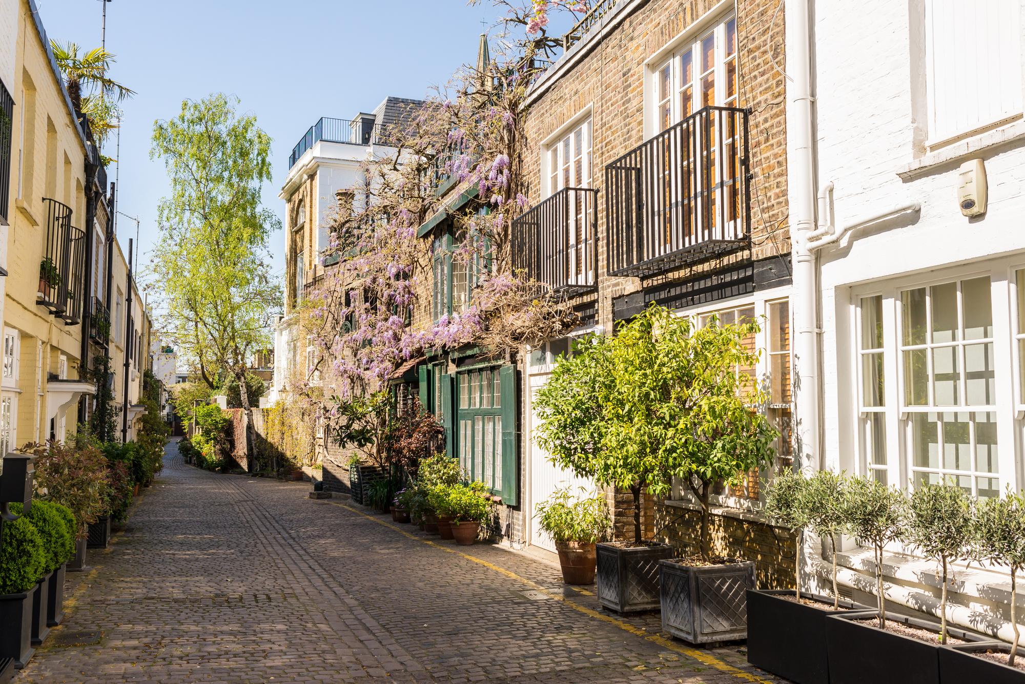 Discover the charm of Chelsea in London, featuring cobbled streets and beautiful apartment facades in a picturesque setting | Charming, Appartements, Chelsea, Cobbled, Facade | Fraser