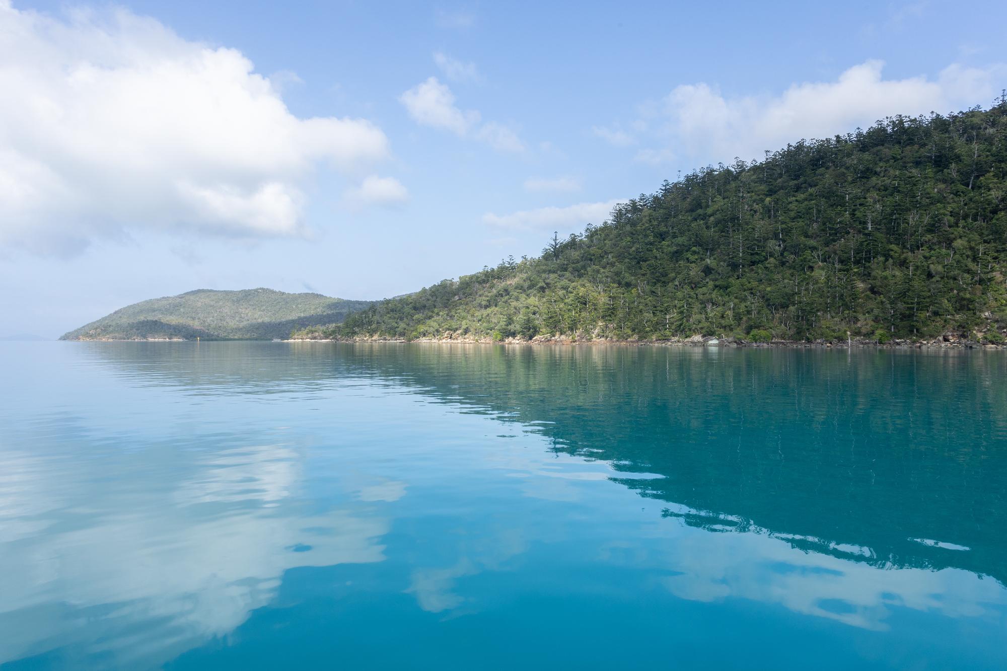 Whitsundays: A breathtaking view of Nara Inlet’s coast, highlighting Hook Island and the stunning Whitehaven Beach, part of the Great Barrier Reef | Coast, Destination, Barrier Reef, Hook Island, Whitehaven Beach | Fraser