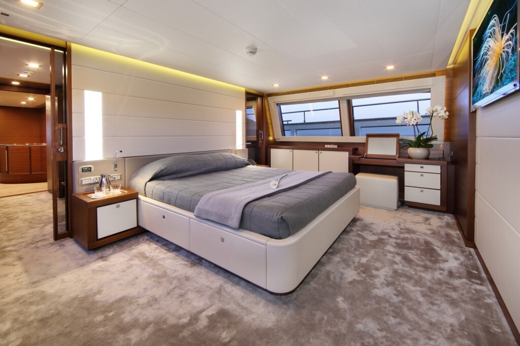 Lady dia yacht for charter with fraser